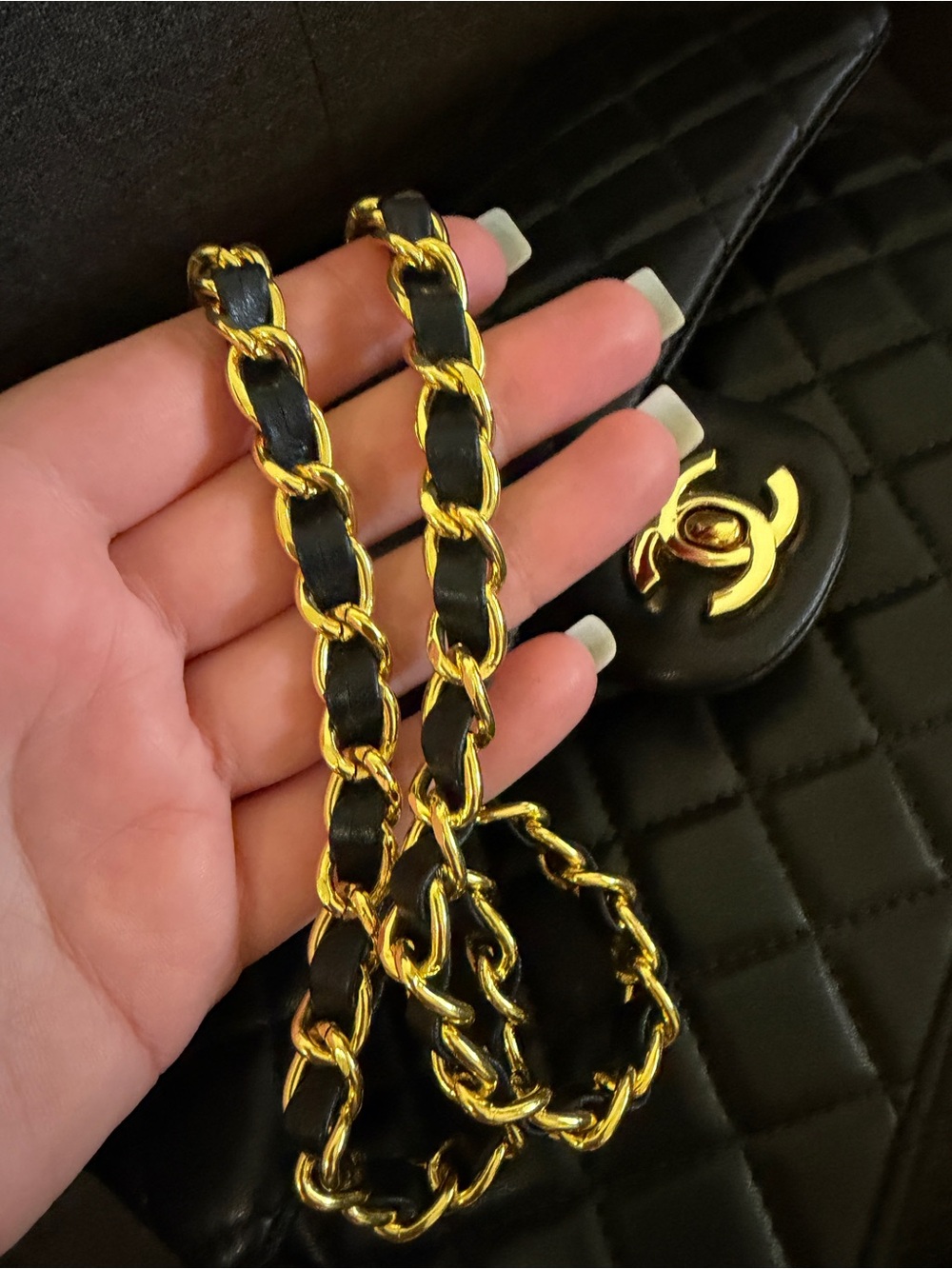 CHANEL Black Quilted Shoulder Bag with Gold Chain
with dust bag. No Box - Picture 7 of 9